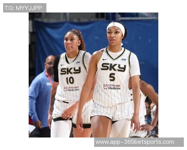 WNBA球星里斯携维密内衣展现完美身材引发时尚热潮