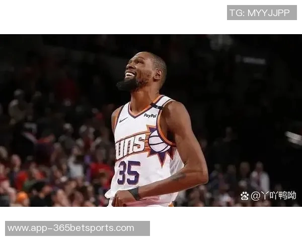 布克半场展现得分能力9投4中贡献14分2板5助表现抢眼