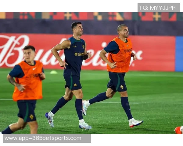 佩佩回忆初见C罗时光：17岁少年训练后啃苹果健身的故事